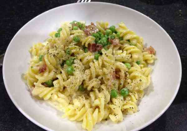 Carbonara with mint and peas